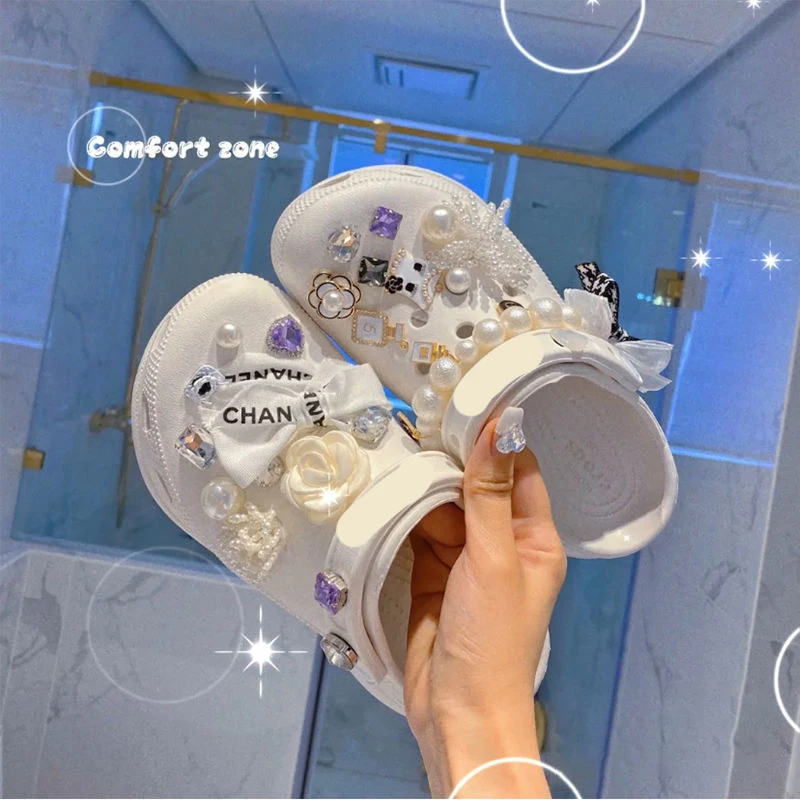 2021 Hot Sale 1 Set Women's Sandals New Designer Croc Charms Gemstone Cool Kwaii Shoe Decorations Pearl Metal Accessories
2021 Hot Sale 1 Set Women's Sandals New Designer Croc Charms Gemstone Cool Kwaii Shoe Decorations Pearl Metal Accessories