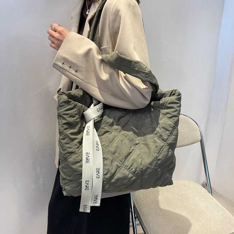 Casual Lingge Quilted Large Tote Women Shoulder Bags Nylon Down Cotton Padded Lady Handbags Retro Big Shopper Purses 2022 Winter
Casual Lingge Quilted Large Tote Women Shoulder Bags Nylon Down Cotton Padded Lady Handbags Retro Big Shopper Purses 2022 Winter
