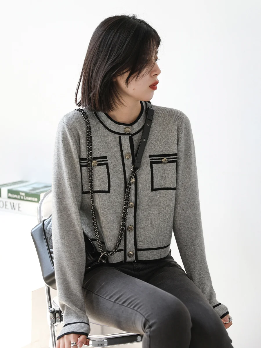 Early Autumn Cardigan Small Color Contrast Metal Round Neck Knitted Short Coat
Early Autumn Cardigan Small Color Contrast Metal Round Neck Knitted Short Coat