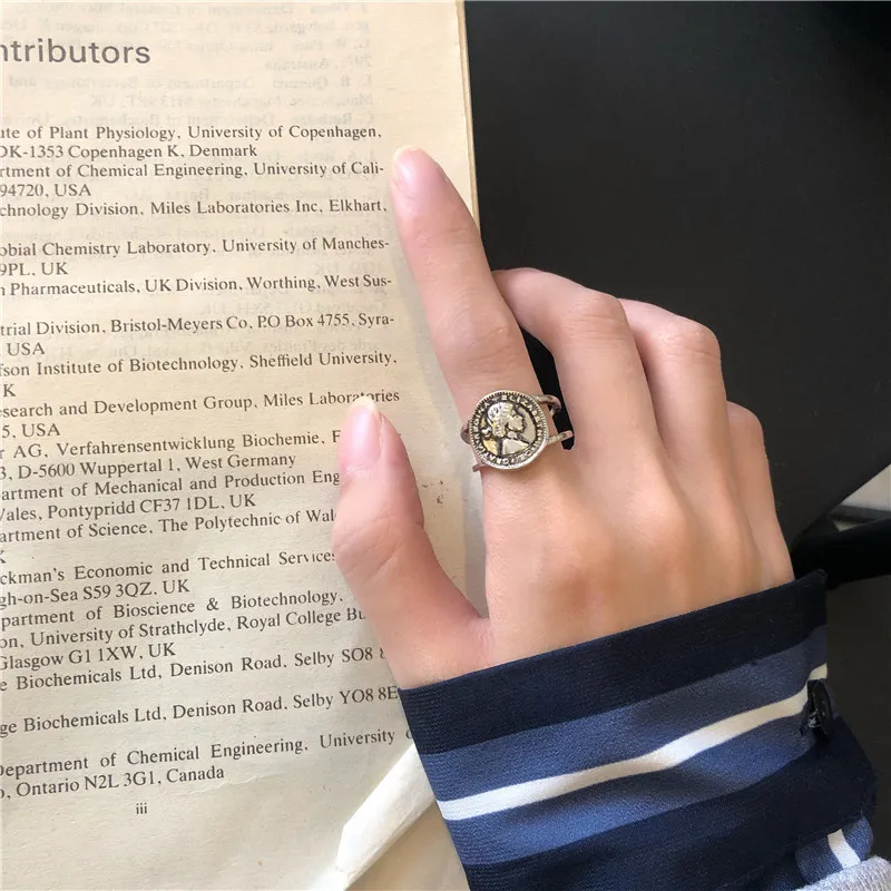 South Korea do old double round card pictures queen queen restoring ancient ways ring personality relief index finger ring
South Korea do old double round card pictures queen queen restoring ancient ways ring personality relief index finger ring