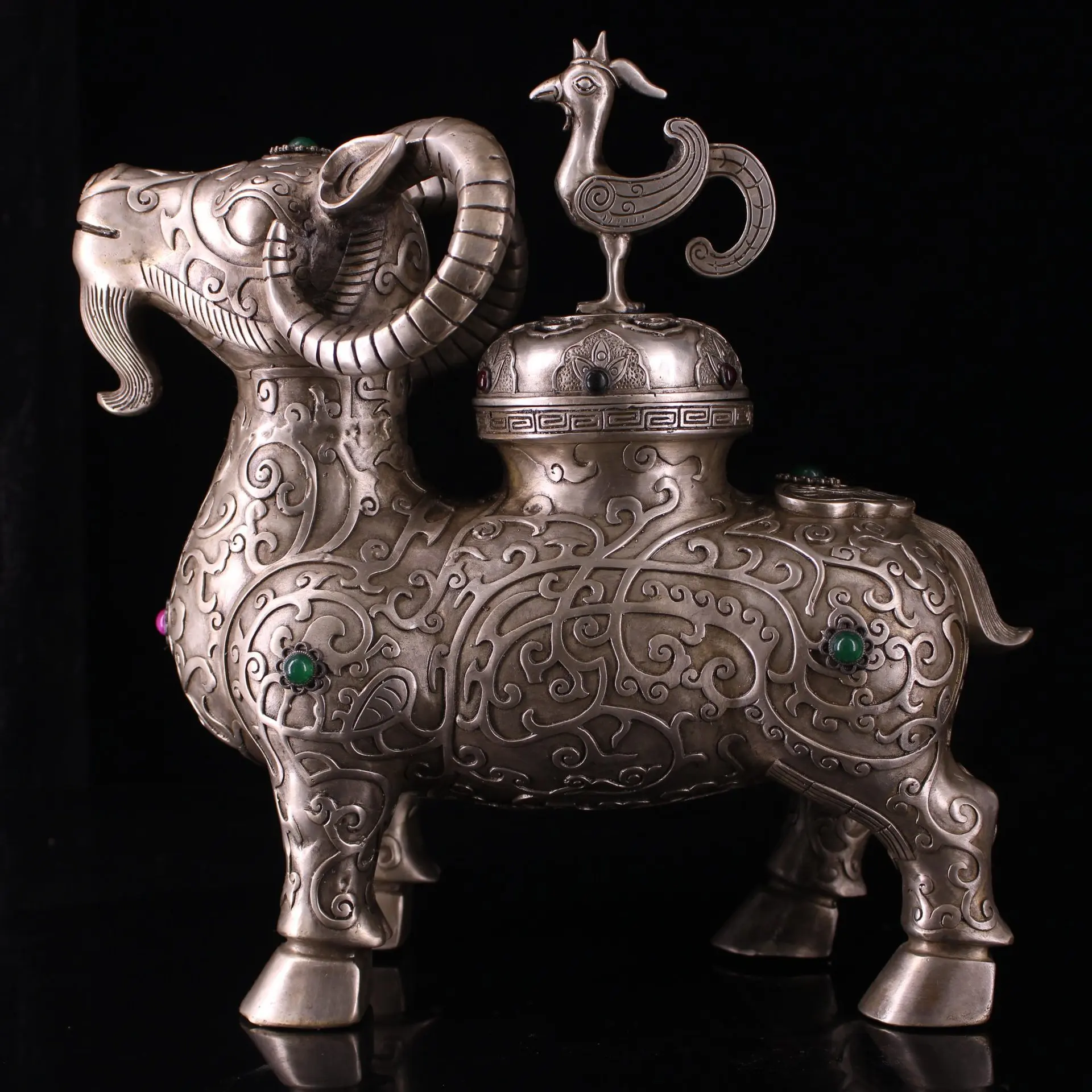 A collection of pure copper gilt silver inlaid gemstone sheep incense burners handmade by the imperial court of the Qing Dynasty
A collection of pure copper gilt silver inlaid gemstone sheep incense burners handmade by the imperial court of the Qing Dynasty