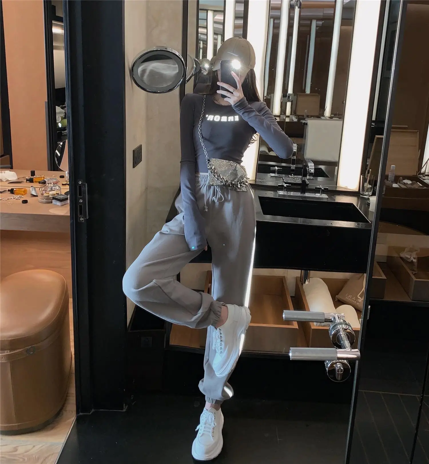 Reflective letter printing long sleeve round collar T-shirt + knitted reflective strip stitching trousers and sports suit
Reflective letter printing long sleeve round collar T-shirt + knitted reflective strip stitching trousers and sports suit