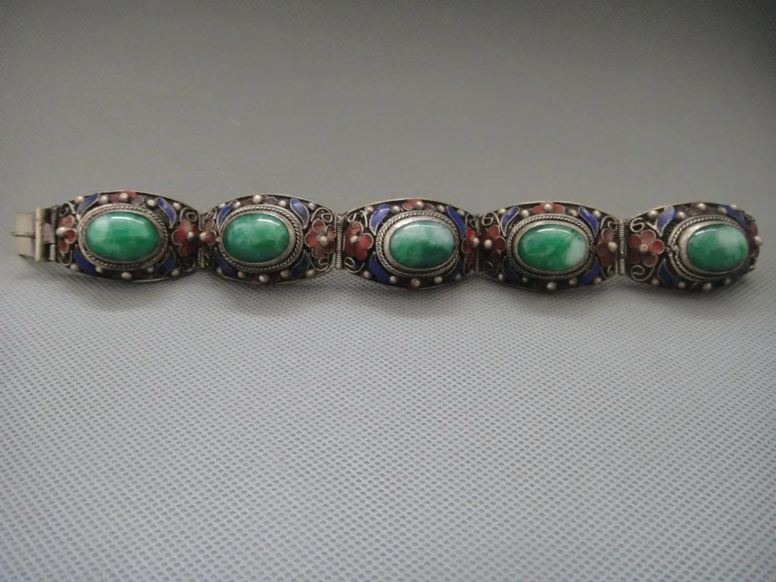 China's Tibet dynasty palace cloisonne silver inlaid jade bracelet 
China's Tibet dynasty palace cloisonne silver inlaid jade bracelet