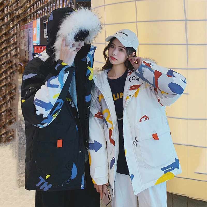 Модные пуховики с украшением в виде граффити, женская зимняя теплая куртка, Повседневная парка с капюшоном, парная одежда, верхняя одежда, пуховики
Модные пуховики с украшением в виде граффити, женская зимняя теплая куртка, Повседневная парка с капюшоном, парная одежда, верхняя одежда, пуховики