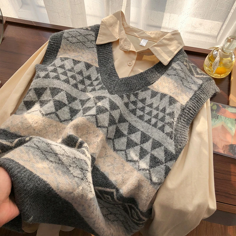 QTANG Vintage V-neck Knitted Vest Waistcoat Lazy Women's Winter 2021 New Exterior Loose Folding Plaid Sweater
QTANG Vintage V-neck Knitted Vest Waistcoat Lazy Women's Winter 2021 New Exterior Loose Folding Plaid Sweater