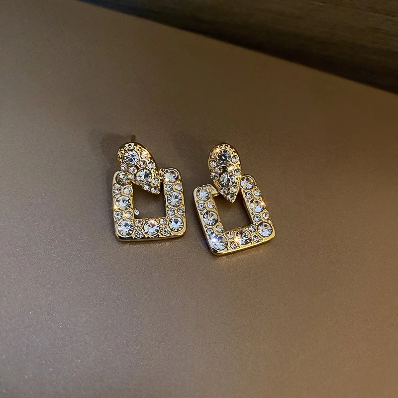 U-Magical Textured Shiny Rhinestones Waterdrop Dangle Earring for Women Girls Exquisite Square Hollow Gold Metal Earring Jewelry
U-Magical Textured Shiny Rhinestones Waterdrop Dangle Earring for Women Girls Exquisite Square Hollow Gold Metal Earring Jewelry