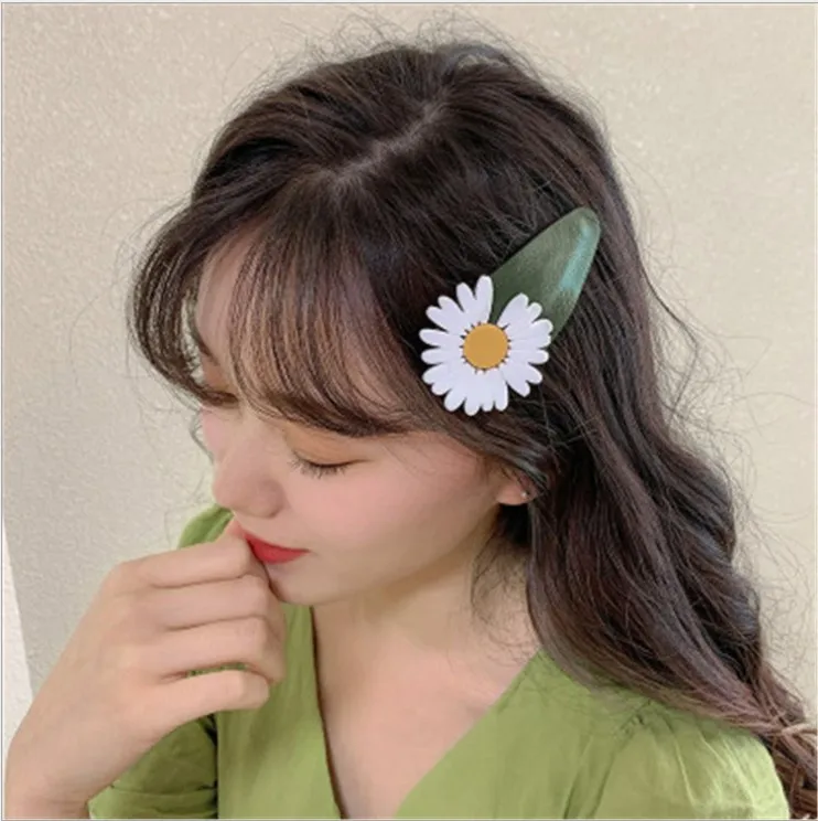 New Korean version of the fashion big daisy hairpin side girl side clip red simple flower bb clip temperament hair
New Korean version of the fashion big daisy hairpin side girl side clip red simple flower bb clip temperament hair