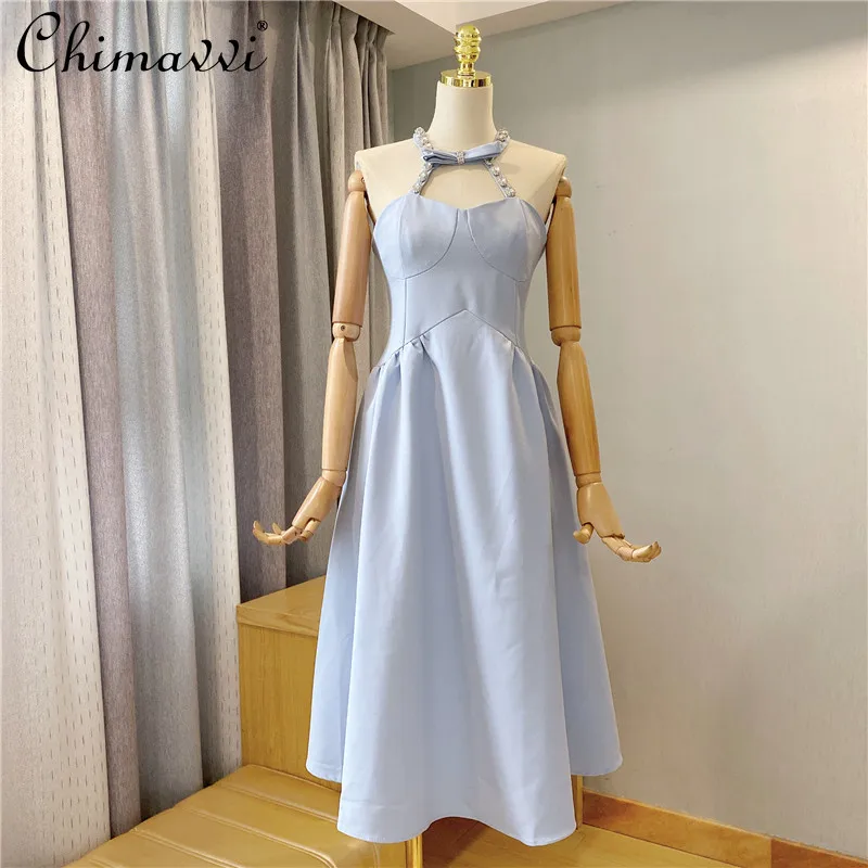 Женское облегающее платье-трапеция с лямкой на шее и открытой спиной
Женское облегающее платье-трапеция с лямкой на шее и открытой спиной