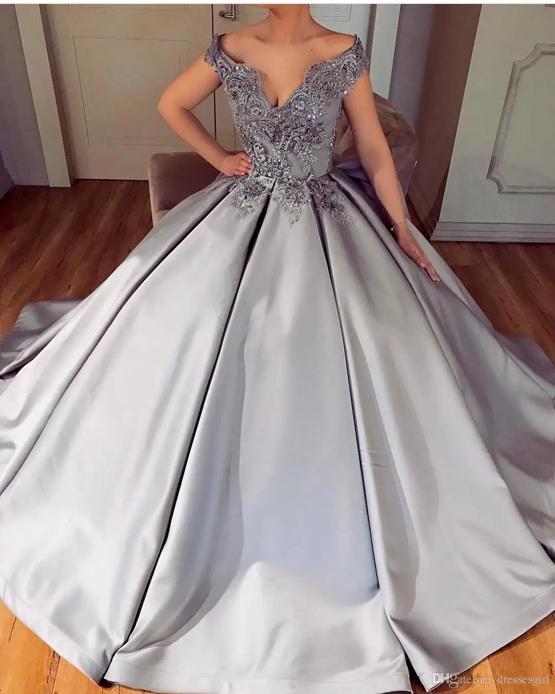 Off Shoulder Silver Ball Gown Wedding Dresses Crystal Beaded Lace Appliques Satin Bridal Gown Vestido de Novia Quinceanera
Off Shoulder Silver Ball Gown Wedding Dresses Crystal Beaded Lace Appliques Satin Bridal Gown Vestido de Novia Quinceanera