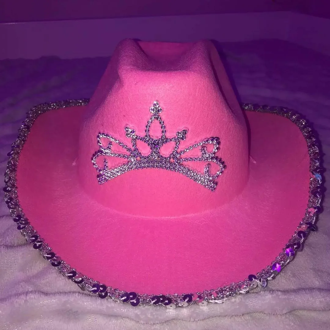 Western Style Cowboy Hat Pink Women's Fashion Party Cap Warped Wide Brim with Sequin Decoration Crown Tiara Cowgirl Hat
Western Style Cowboy Hat Pink Women's Fashion Party Cap Warped Wide Brim with Sequin Decoration Crown Tiara Cowgirl Hat