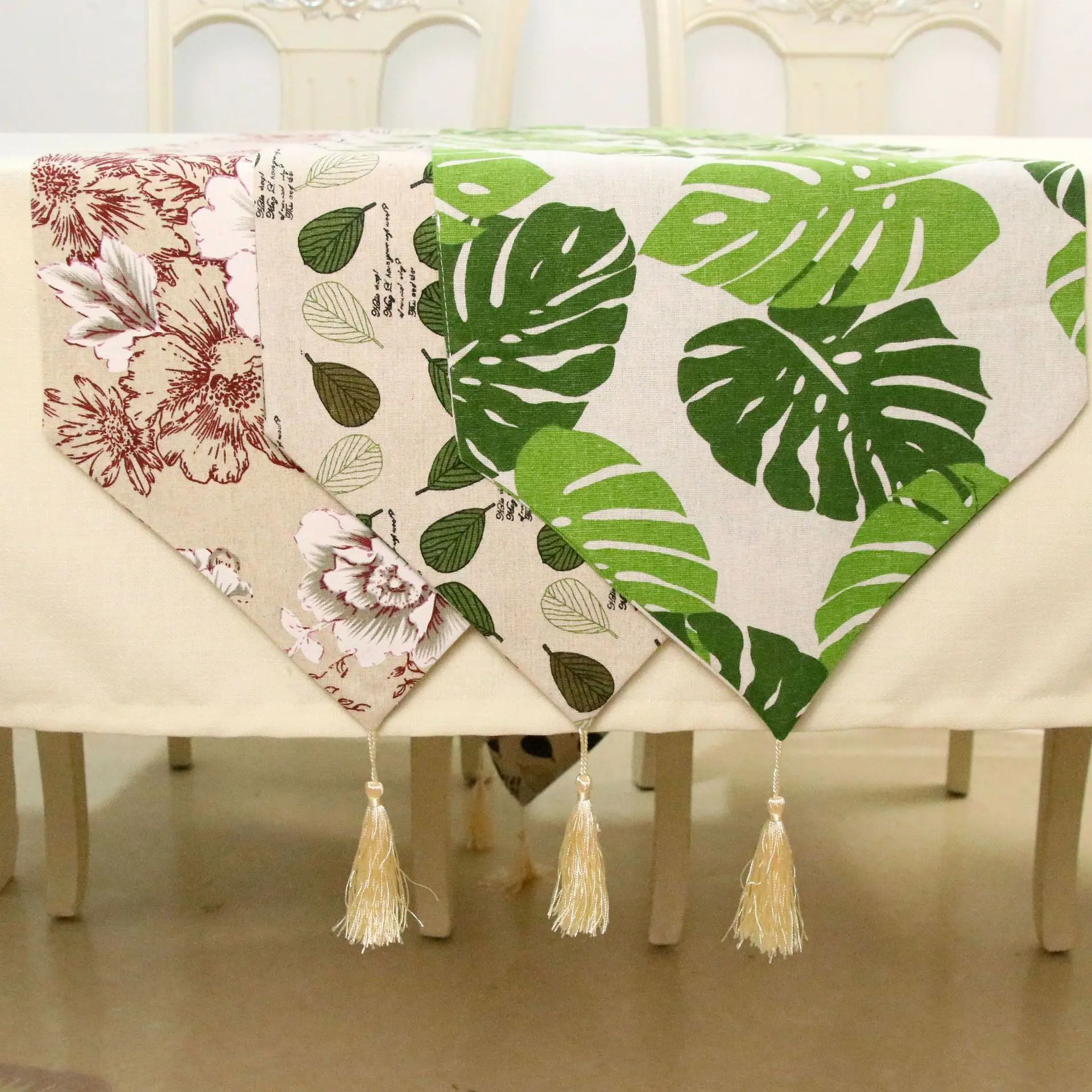 Fashionable Nordic style dining table table runner plant leaf printing non-slip mat home decoration with tassels
Fashionable Nordic style dining table table runner plant leaf printing non-slip mat home decoration with tassels