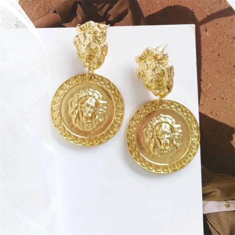 Exaggerated fashion metal wild texture creative sense geometric retro Nordic atmosphere street shooting earrings c0305-4
Exaggerated fashion metal wild texture creative sense geometric retro Nordic atmosphere street shooting earrings c0305-4