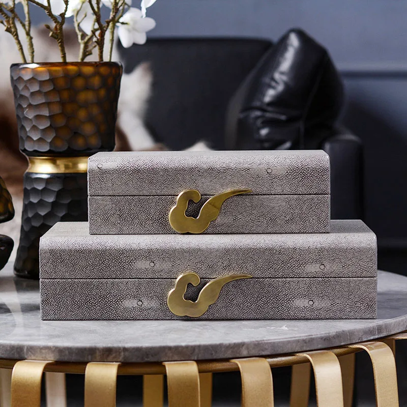 Gray Xiangyun Metal Leather Jewelry Box Villa Soft Decoration Ornament Accessories Modern Living Room Storage Decorative Box
Gray Xiangyun Metal Leather Jewelry Box Villa Soft Decoration Ornament Accessories Modern Living Room Storage Decorative Box