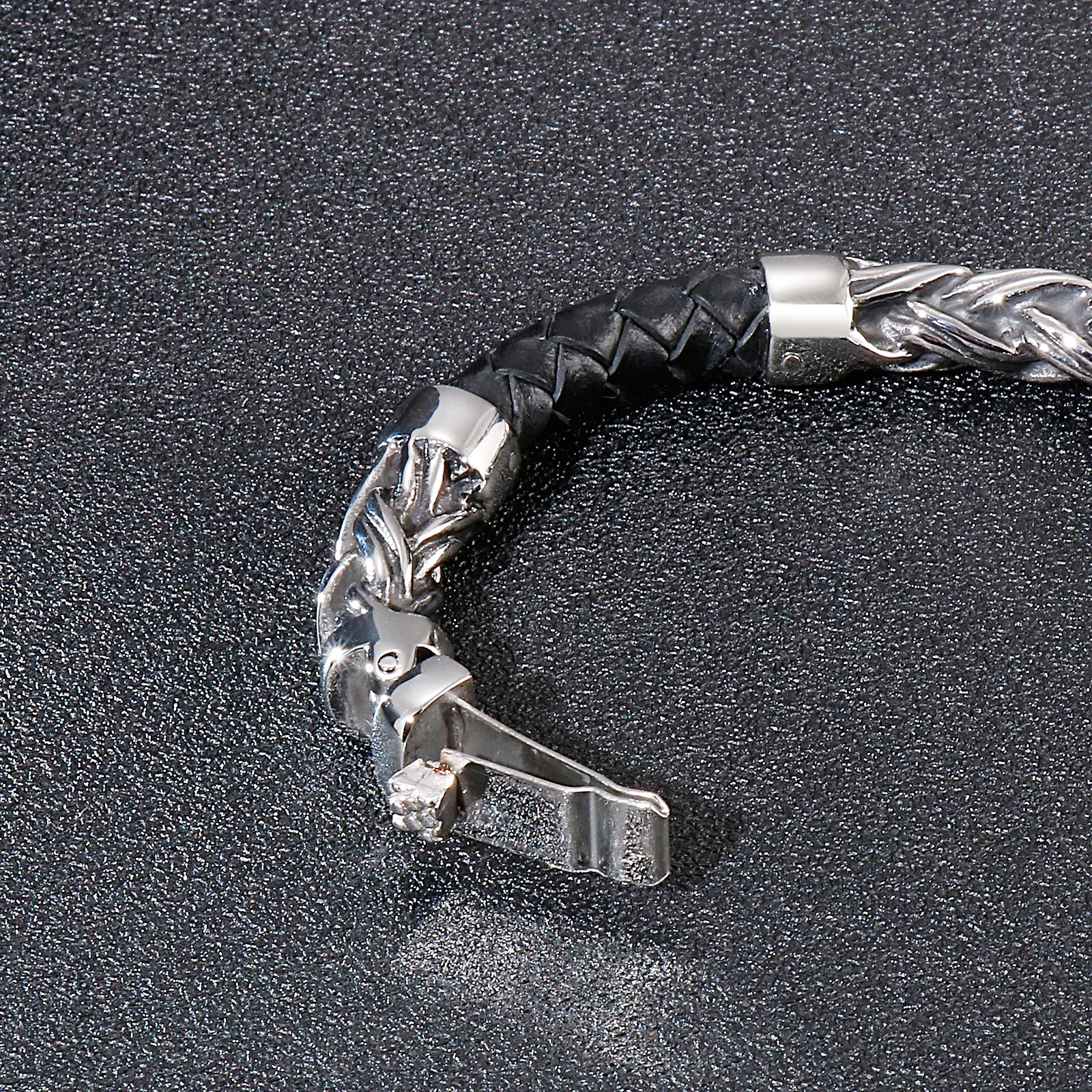 Kalen Personalized Men's Leather Bracelet 220mm Stainless Steel Twist Braided Chain Punk Accessories
Kalen Personalized Men's Leather Bracelet 220mm Stainless Steel Twist Braided Chain Punk Accessories