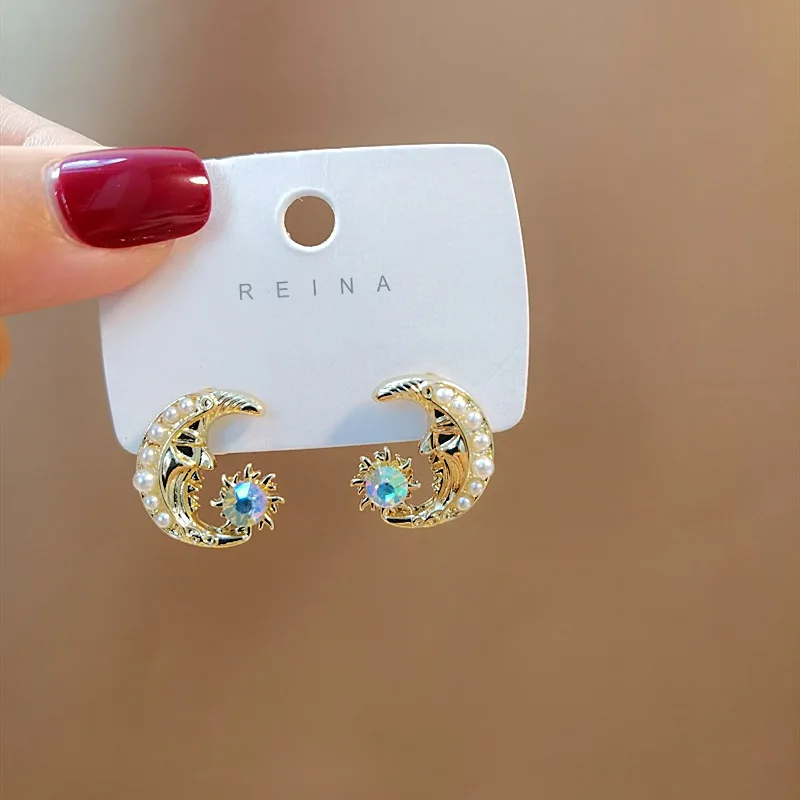 Earrings with unusual haute sense French vintage fashion Crystal Moon Lady pendant earrings with simple starmoon pearl fashion
Earrings with unusual haute sense French vintage fashion Crystal Moon Lady pendant earrings with simple starmoon pearl fashion