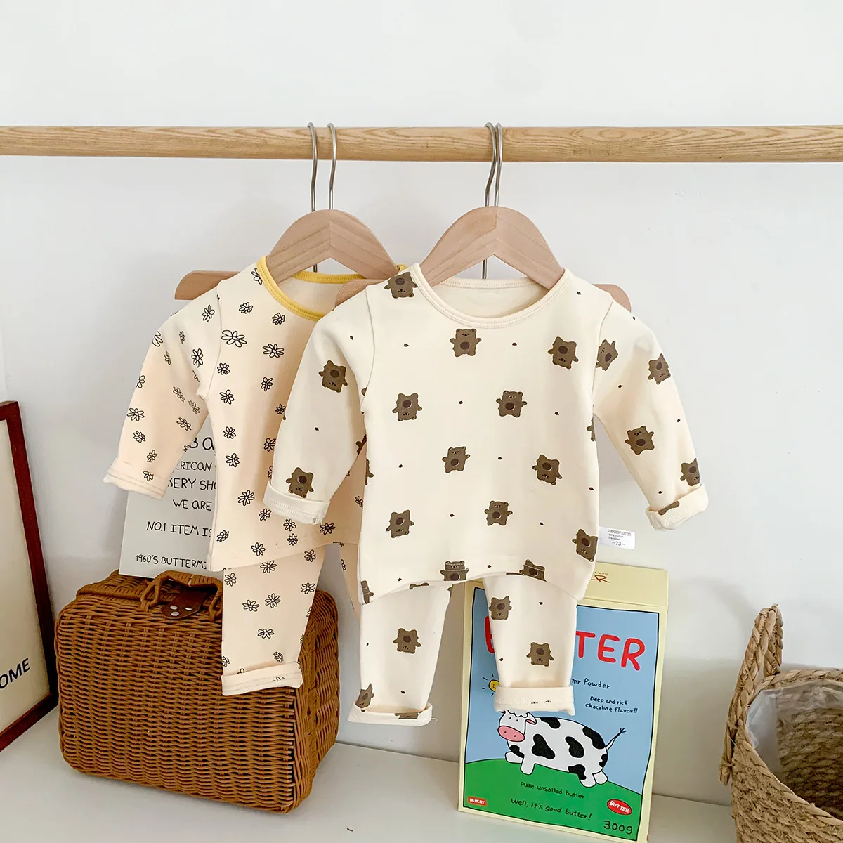 Autumn and winter baby suit cartoon bear floral thermal underwear two-piece children's home service toddler girl pajamas
Autumn and winter baby suit cartoon bear floral thermal underwear two-piece children's home service toddler girl pajamas