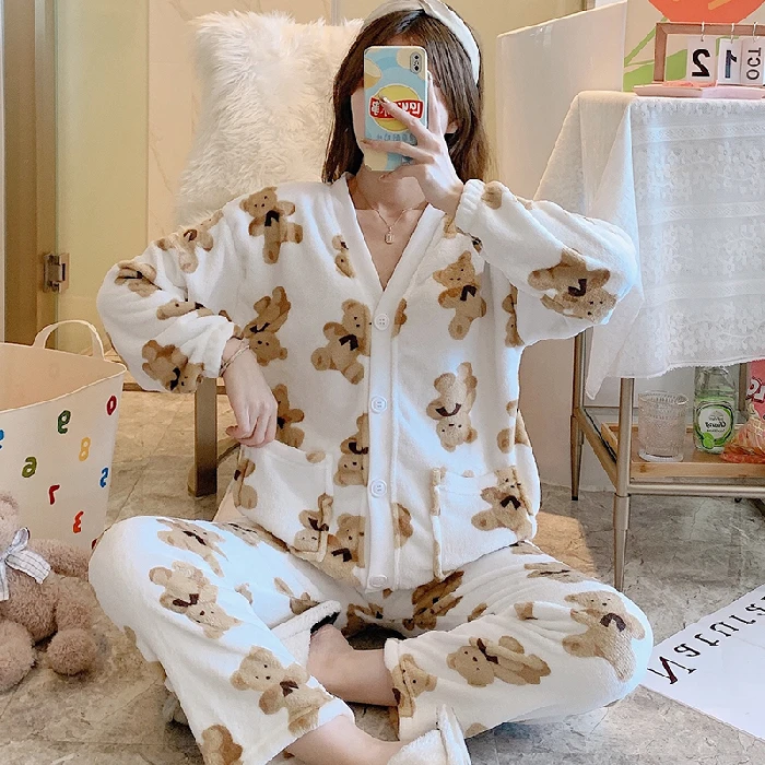 New Pajamas Women Winter Flannel Long Sleeved Loose Warm V-neck With Button Sleepwear Suit Female Cartoon Bear Cute Home Clothes
New Pajamas Women Winter Flannel Long Sleeved Loose Warm V-neck With Button Sleepwear Suit Female Cartoon Bear Cute Home Clothes
