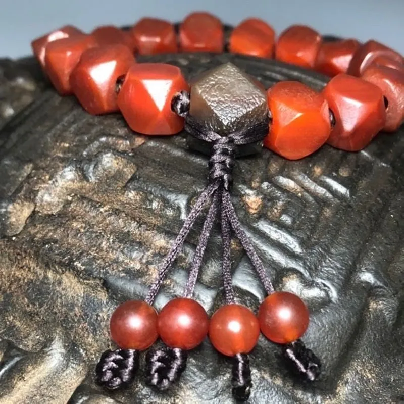 Real Tibetan Natural Red Old Agate Bracelet Tang Dynasty Eight Diamond Beads Color Beautiful Whole Body Red 12mm*16pcs
Real Tibetan Natural Red Old Agate Bracelet Tang Dynasty Eight Diamond Beads Color Beautiful Whole Body Red 12mm*16pcs
