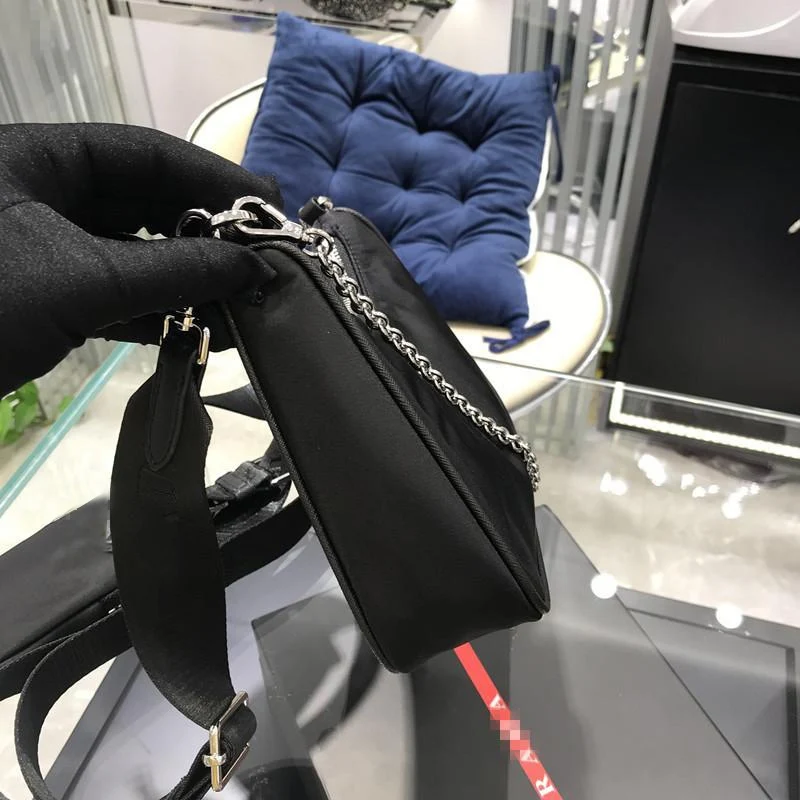 2021 ladies shoulder bag chain belt bag high quality nylon lady handbag lady messenger bag fashion handbag
2021 ladies shoulder bag chain belt bag high quality nylon lady handbag lady messenger bag fashion handbag