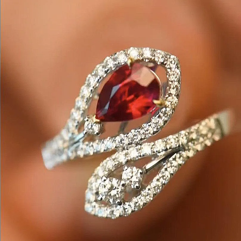 Original Design Silver Color Rings Classic with Red Zircon Snakelike Ring Women's Wedding Party Banquet Luxury Brand Jewelry
Original Design Silver Color Rings Classic with Red Zircon Snakelike Ring Women's Wedding Party Banquet Luxury Brand Jewelry