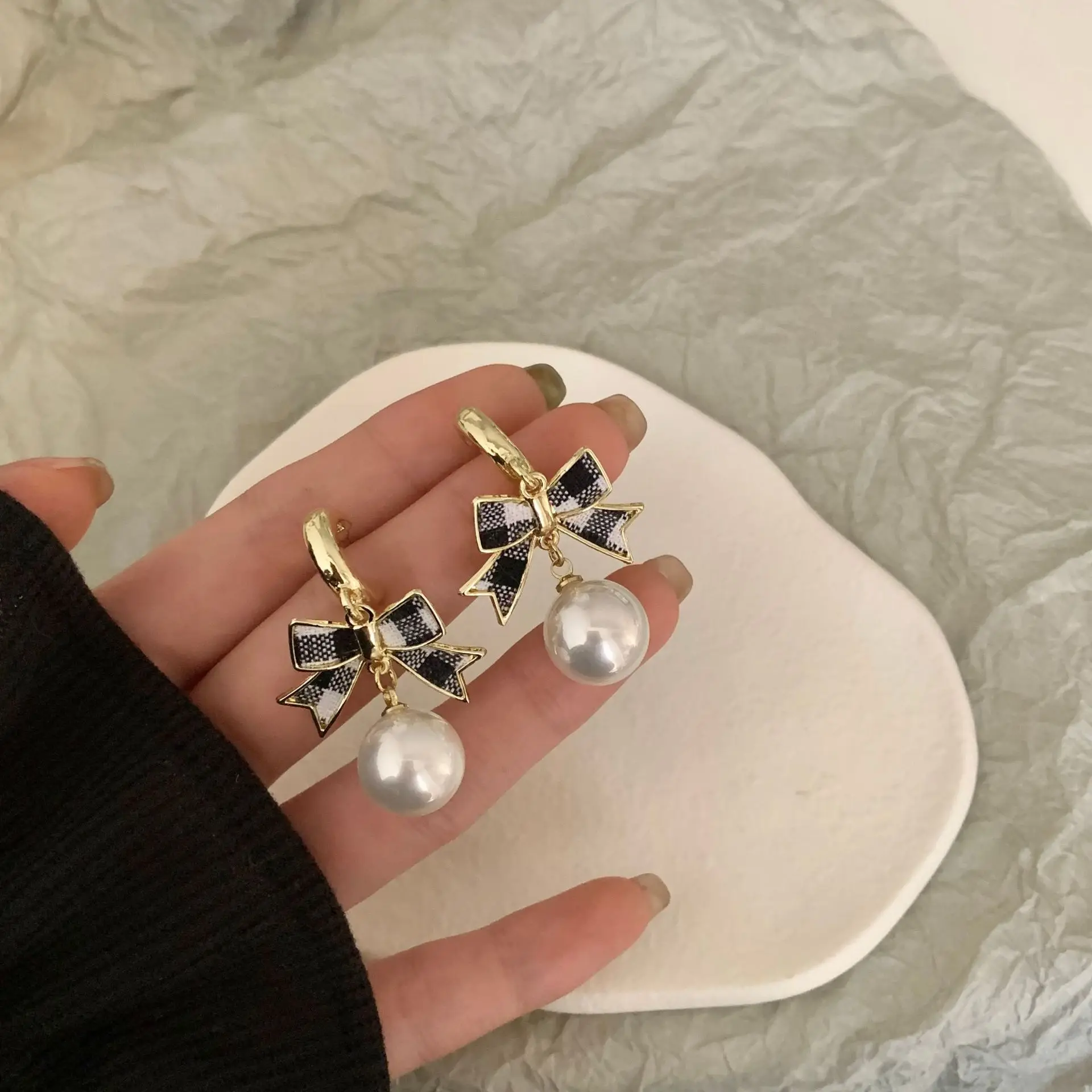 925 Silver Needle Houndstooth Bow Round Pearl Drop Earrings Autumn and Winter New Temperament Retro Check Earring for Women Gift
925 Silver Needle Houndstooth Bow Round Pearl Drop Earrings Autumn and Winter New Temperament Retro Check Earring for Women Gift