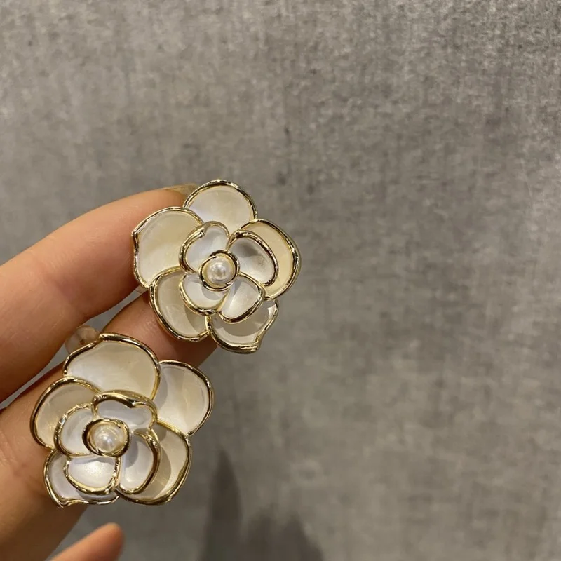 Korean retro oil camellia earrings three-dimensional sense of flower temperament personality earrings female
Korean retro oil camellia earrings three-dimensional sense of flower temperament personality earrings female