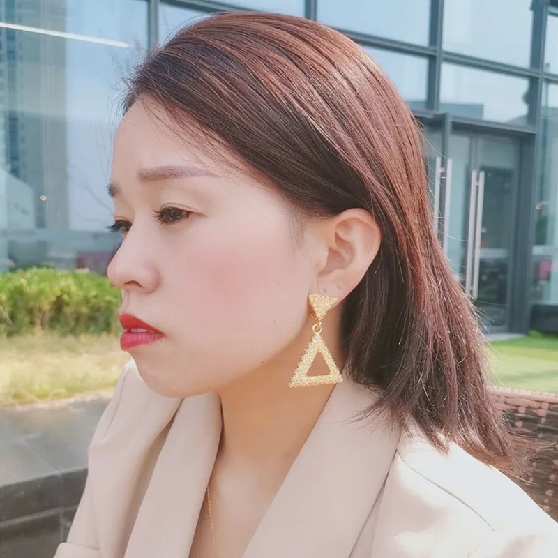Women's Retro Exaggerated Gold Ear Clips Without Piercing Metal Geometry Clip Earrings 2020 Fashion Jewelry Trend
Women's Retro Exaggerated Gold Ear Clips Without Piercing Metal Geometry Clip Earrings 2020 Fashion Jewelry Trend