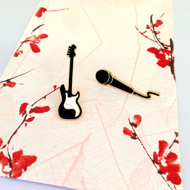 European and American simple lovely creative fashion rock guitar microphone metal BROOCH BADGE men's and women's pin pocket acce
European and American simple lovely creative fashion rock guitar microphone metal BROOCH BADGE men's and women's pin pocket acce