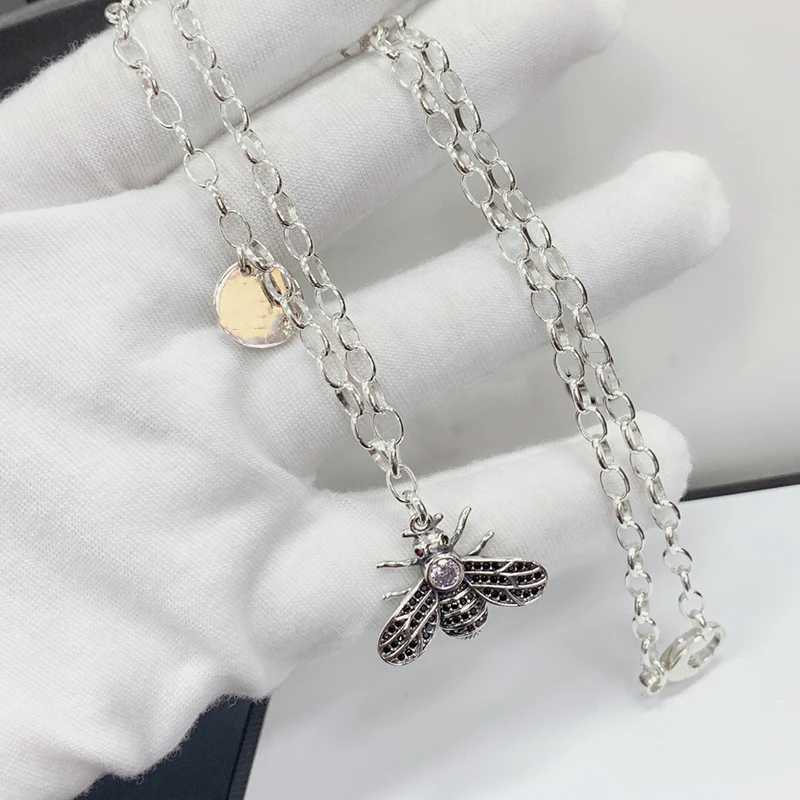 European and American fashion necklace original brand high quality jewelry logo exquisite female gift
European and American fashion necklace original brand high quality jewelry logo exquisite female gift