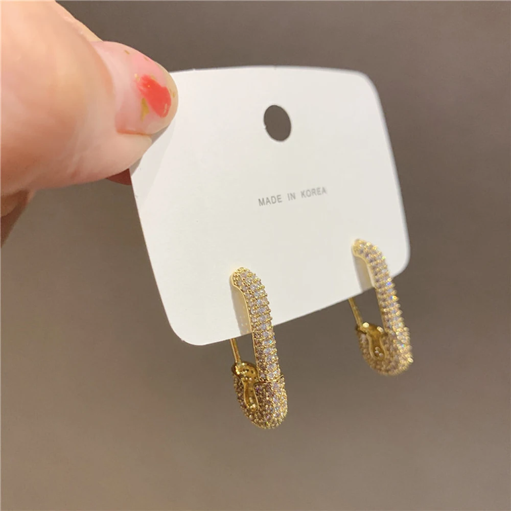 Punk Gold Rhinestone Safety Pin Stud Earrings Crystal Paper Clip Geometric Earrings for Women
Punk Gold Rhinestone Safety Pin Stud Earrings Crystal Paper Clip Geometric Earrings for Women