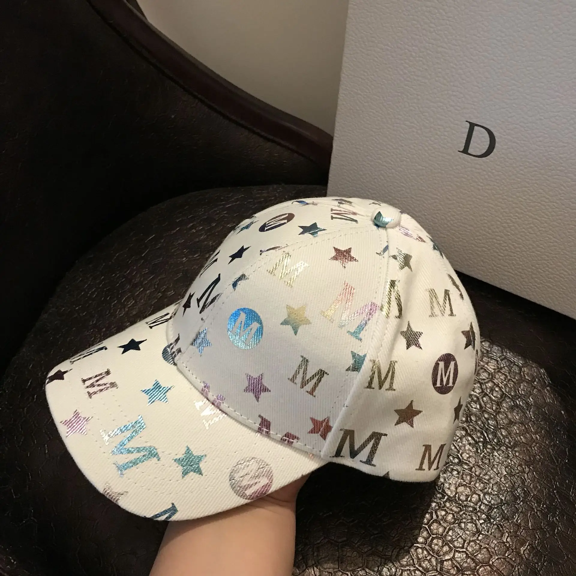 New White Hat Women's Autumn and Winter Fashion Hat Letter Baseball Hat Men's Versatile Curved Brim Sunshade Hat Mouth Cap Trend 
New White Hat Women's Autumn and Winter Fashion Hat Letter Baseball Hat Men's Versatile Curved Brim Sunshade Hat Mouth Cap Trend