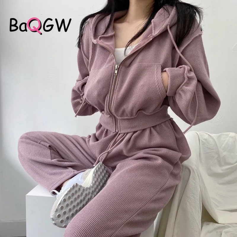 Женский свободный однотонный спортивный комплект BaQGW, повседневная куртка на молнии, свитер с длинным рукавом и воротником с капюшоном и широкие брюки, комплект из двух предметов
Женский свободный однотонный спортивный комплект BaQGW, повседневная куртка на молнии, свитер с длинным рукавом и воротником с капюшоном и широкие брюки, комплект из двух предметов