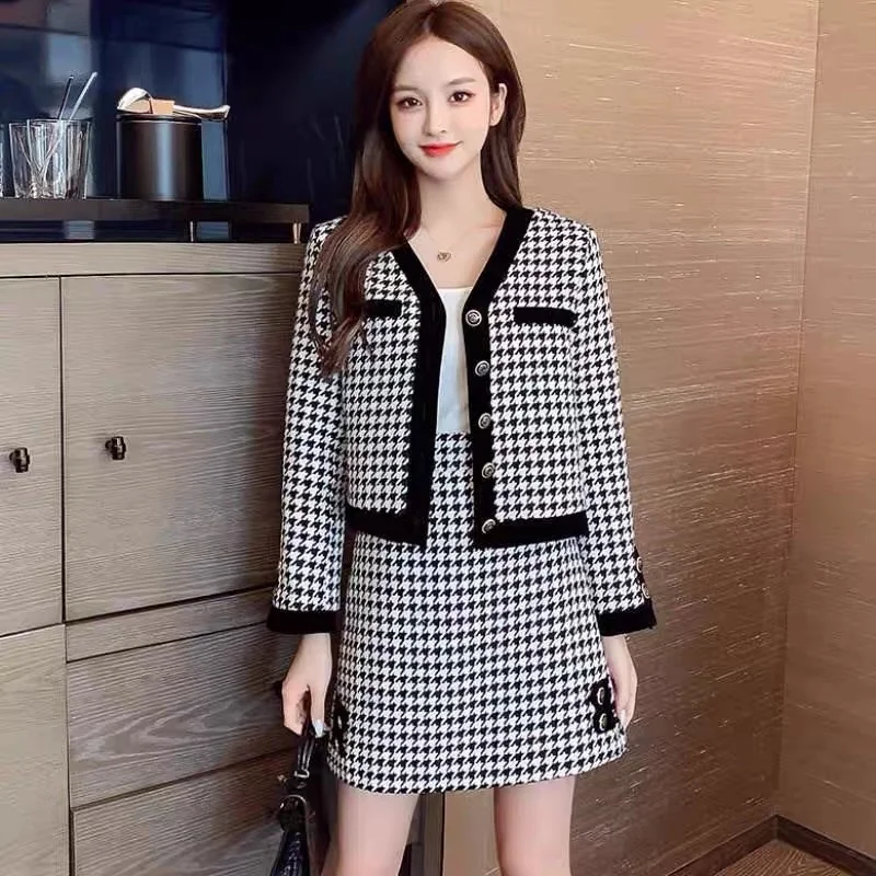 2021 Autumn New Arrival Female Houndstooth Stitching Knit Short Jacket Top + High Waist Skirt Suit Women's Clothes 2 Piece Set
2021 Autumn New Arrival Female Houndstooth Stitching Knit Short Jacket Top + High Waist Skirt Suit Women's Clothes 2 Piece Set