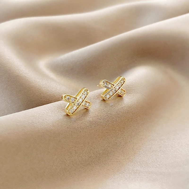 Golden Color Korean Fashion Stud Earring Zircon Metal Cross Women Accessories Cute Luxury Pendientes Mujer 2021 Christmas Gift
Golden Color Korean Fashion Stud Earring Zircon Metal Cross Women Accessories Cute Luxury Pendientes Mujer 2021 Christmas Gift