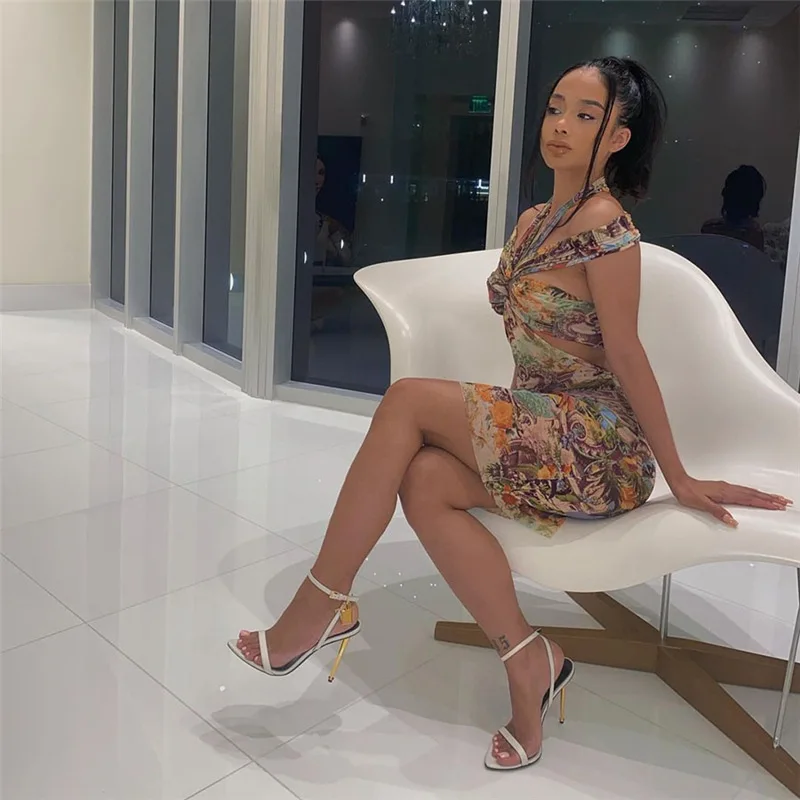 Женское мини-платье с лямкой на шее, с открытыми плечами и открытой спиной 
Женское мини-платье с лямкой на шее, с открытыми плечами и открытой спиной