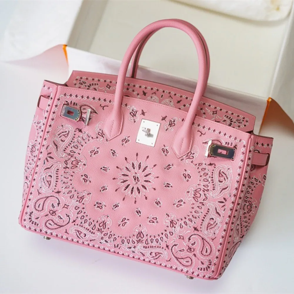 Handmade Designer Bags Famous Brand Women 2020 Luxury Handbags Woman Genuine Leather Runway Female Europe Top Quality 043
Handmade Designer Bags Famous Brand Women 2020 Luxury Handbags Woman Genuine Leather Runway Female Europe Top Quality 043