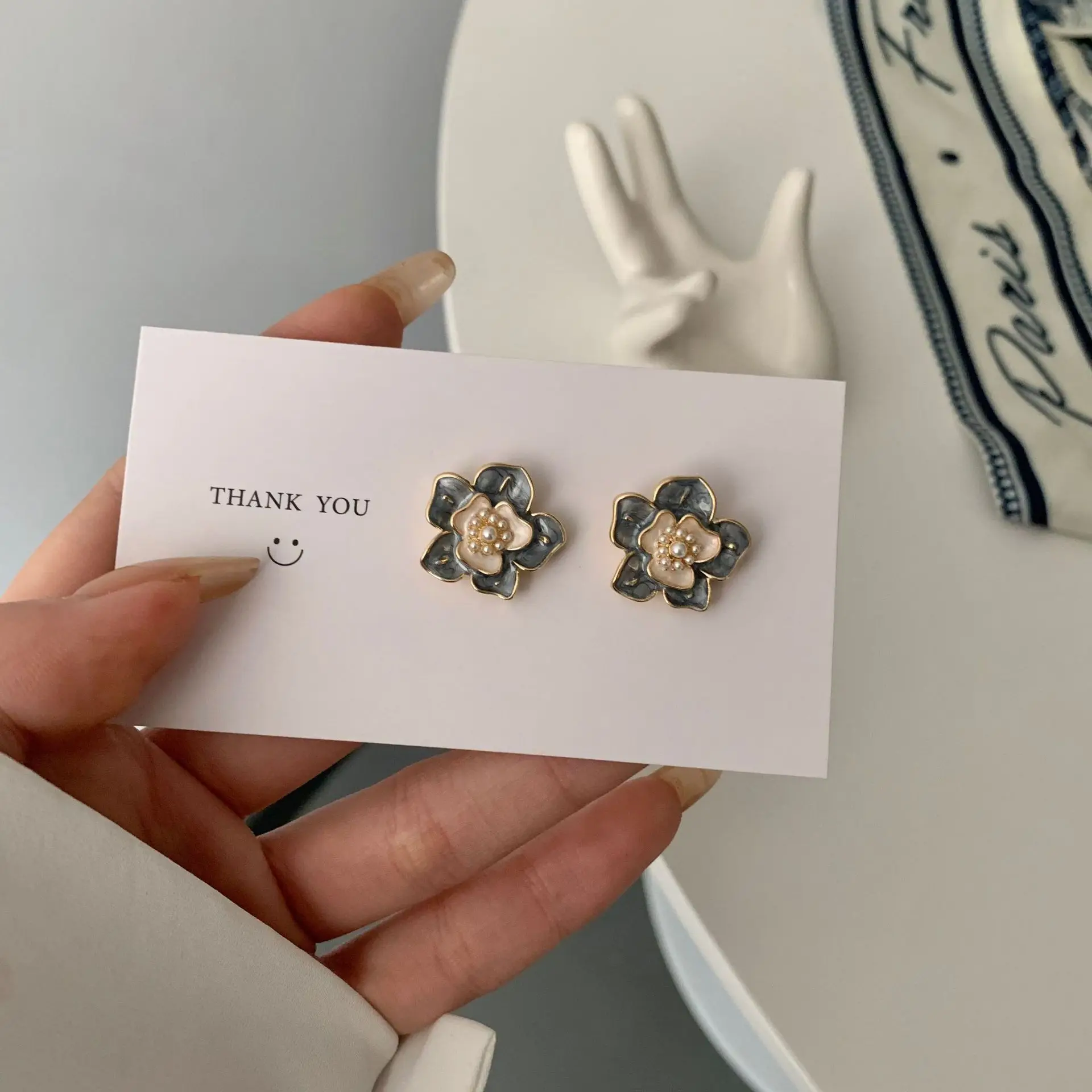 Sexy Enamel Glaze Pearl Flower Stud Earrings for Women Party Club No Pierced Clip On Earrings Fashion Jewelry Moda Mujer 2021
Sexy Enamel Glaze Pearl Flower Stud Earrings for Women Party Club No Pierced Clip On Earrings Fashion Jewelry Moda Mujer 2021