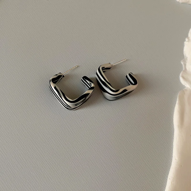 Modern Fashion Style Acrylic Stud Earrings Black White Checkered Striped Geometric Earrings Wild Ear Jewelry Gift for Women
Modern Fashion Style Acrylic Stud Earrings Black White Checkered Striped Geometric Earrings Wild Ear Jewelry Gift for Women