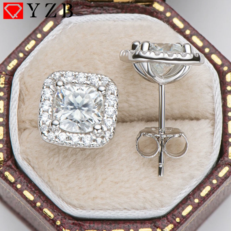 QYZB Dainty Classic Luxury Jewelry 925 Sterling Silver D Color VVS 1 Carat Moissanite Geometric Square 4 Prongs Stud Earrings
QYZB Dainty Classic Luxury Jewelry 925 Sterling Silver D Color VVS 1 Carat Moissanite Geometric Square 4 Prongs Stud Earrings