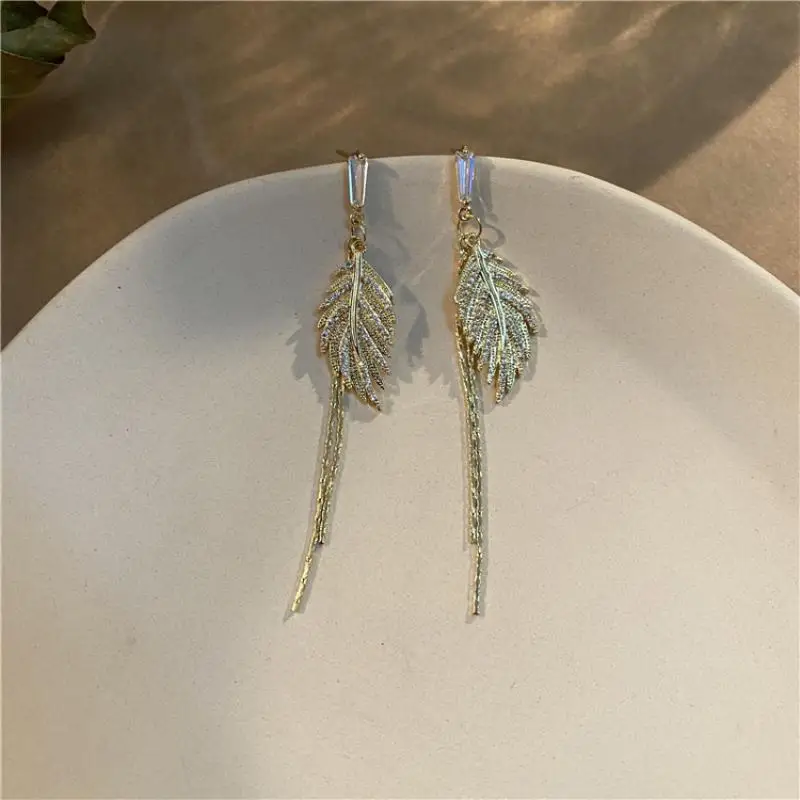 Leaf Micro-Inlaid Tassel Earrings Exquisite High-End Elegant Long Earrings Female Wild Earrings
Leaf Micro-Inlaid Tassel Earrings Exquisite High-End Elegant Long Earrings Female Wild Earrings