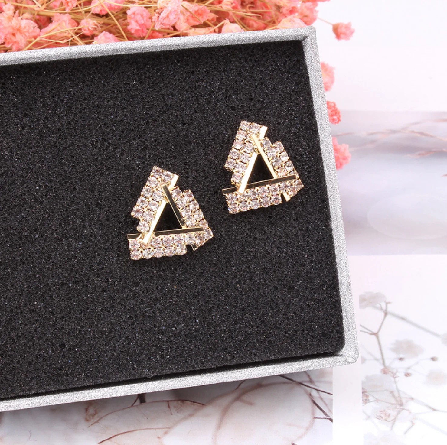 Korean style earrings temperament all-match earrings zircon triangle geometric retro cute and thin earrings
Korean style earrings temperament all-match earrings zircon triangle geometric retro cute and thin earrings