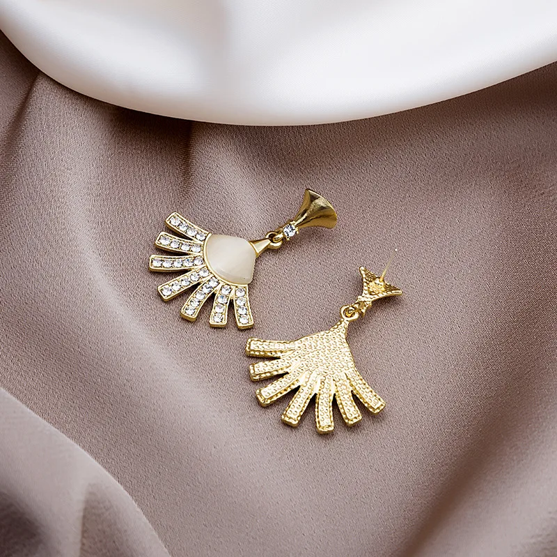 OE 925 Sterling Silver Korean Fan-shaped Zircon Earrings Woman Design Sense Creative Exaggerated Jewelry
OE 925 Sterling Silver Korean Fan-shaped Zircon Earrings Woman Design Sense Creative Exaggerated Jewelry