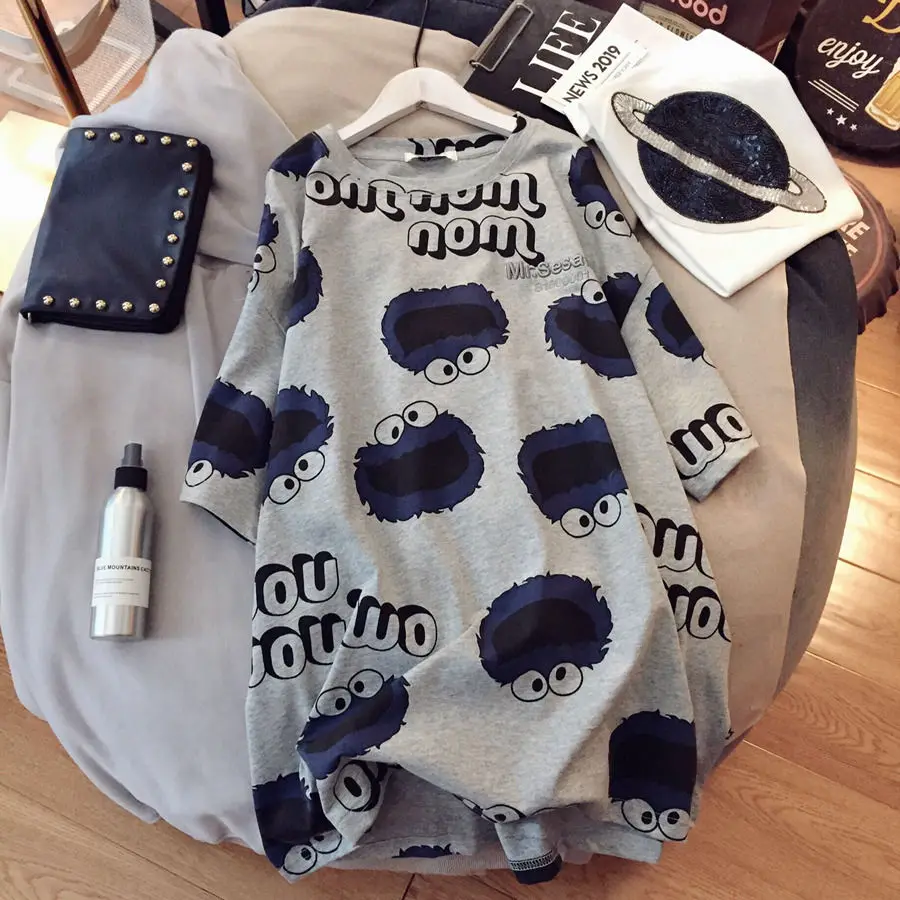 Женская футболка средней длины с коротким рукавом, круглым вырезом и вышивкой
Женская футболка средней длины с коротким рукавом, круглым вырезом и вышивкой