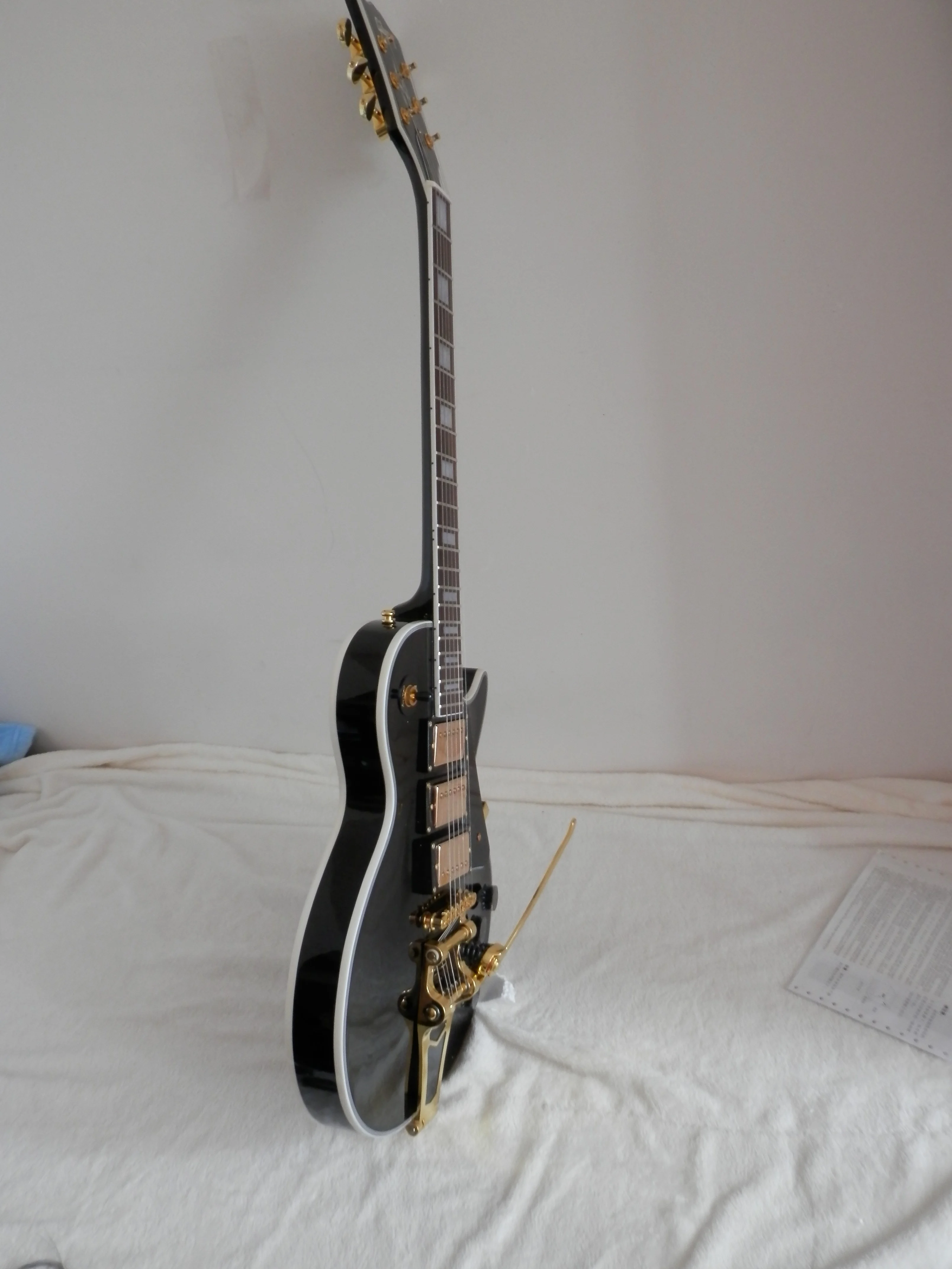 Factory custom black Electric Guitar 3 pickups With Bigsby Tremolo Free Shipping 11yue2
Factory custom black Electric Guitar 3 pickups With Bigsby Tremolo Free Shipping 11yue2
