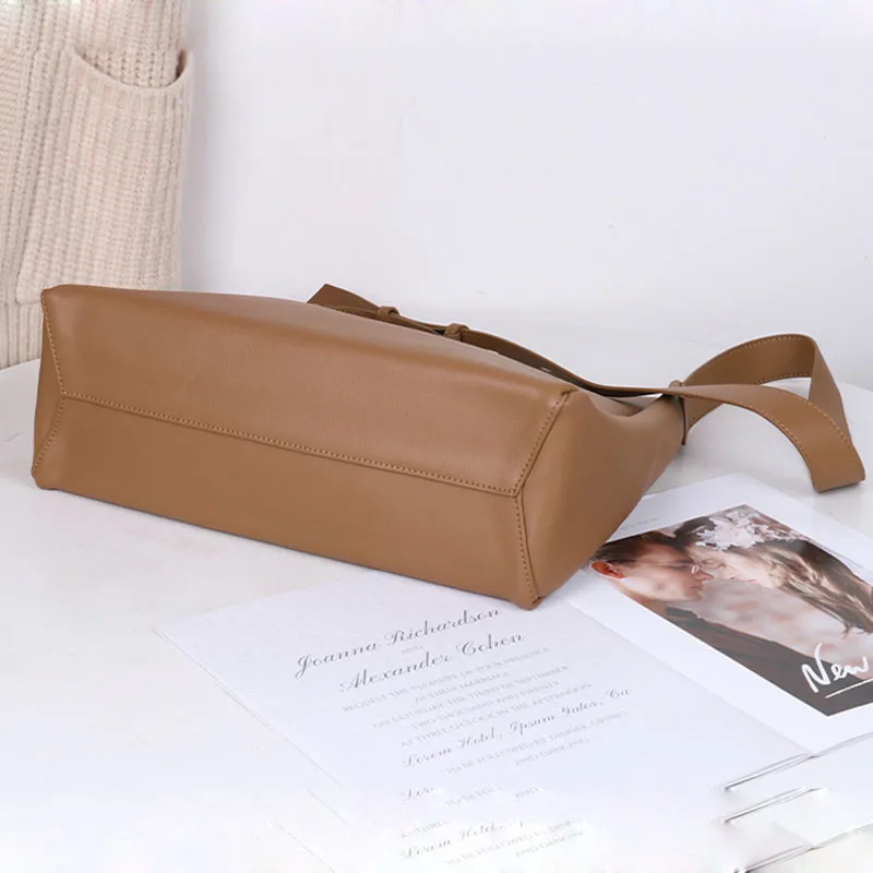 New large-capacity bag, genuine leather handbag, fashion big bag, simple and versatile one-shoulder tote bag Women Handbags
New large-capacity bag, genuine leather handbag, fashion big bag, simple and versatile one-shoulder tote bag Women Handbags