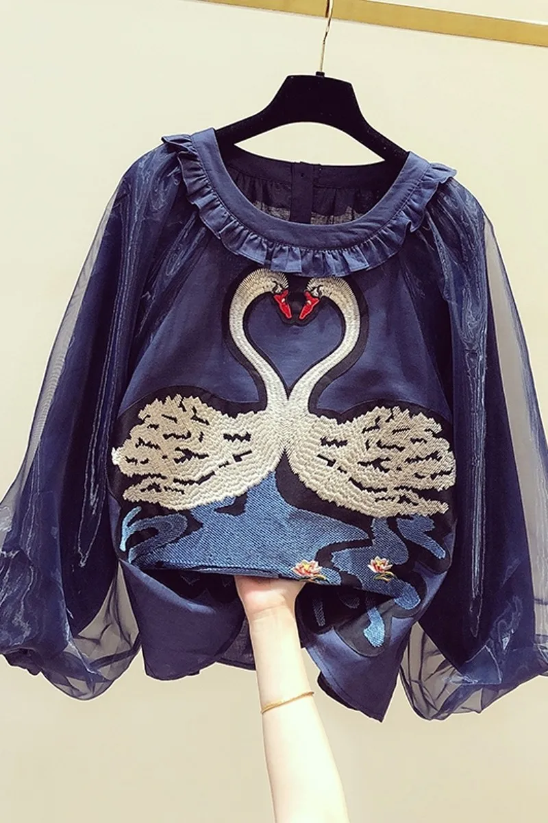 2020 New Design Embroidery Swan Organza Lantern Sleeve Doll Shirts Loose O Neck Pullovers Top Casual Women Blouses Autumn 
2020 New Design Embroidery Swan Organza Lantern Sleeve Doll Shirts Loose O Neck Pullovers Top Casual Women Blouses Autumn