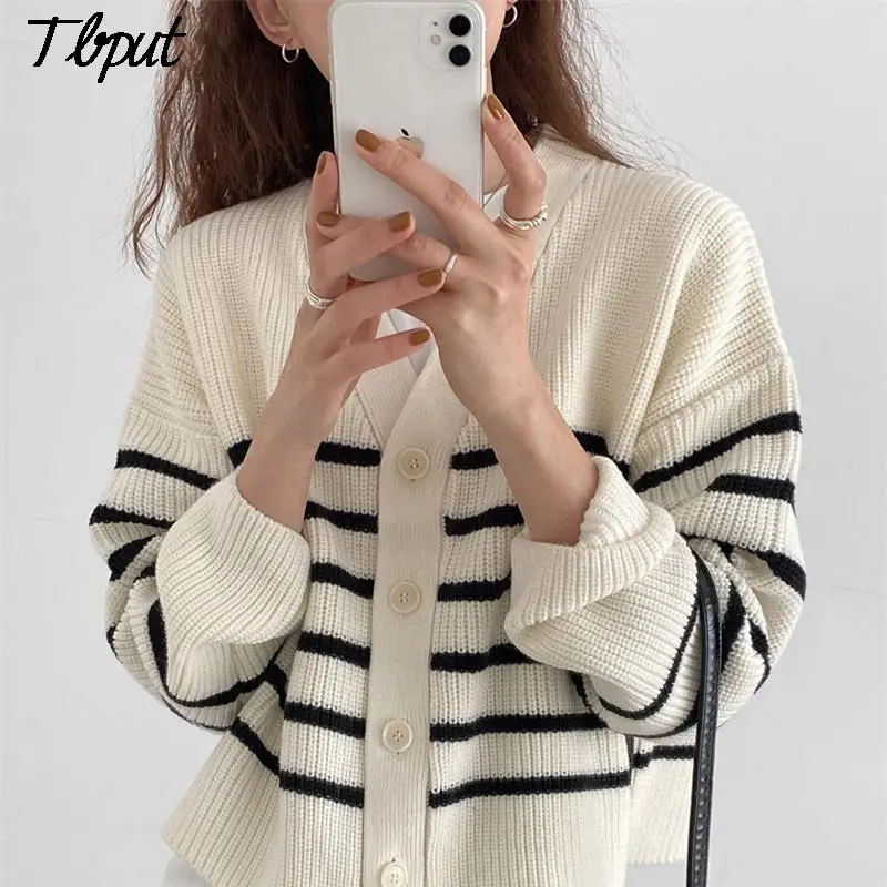 2021 Women Striped Sweater Cardigans Vintage V Neck Single Breasted Kintted Outwear Female Autumn Casual Loose Coat
2021 Women Striped Sweater Cardigans Vintage V Neck Single Breasted Kintted Outwear Female Autumn Casual Loose Coat