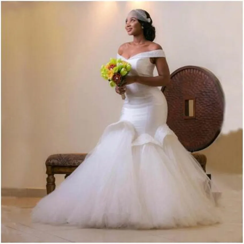 Платье свадебное атласное с V-образным вырезом и оборками | Свадьбы торжества