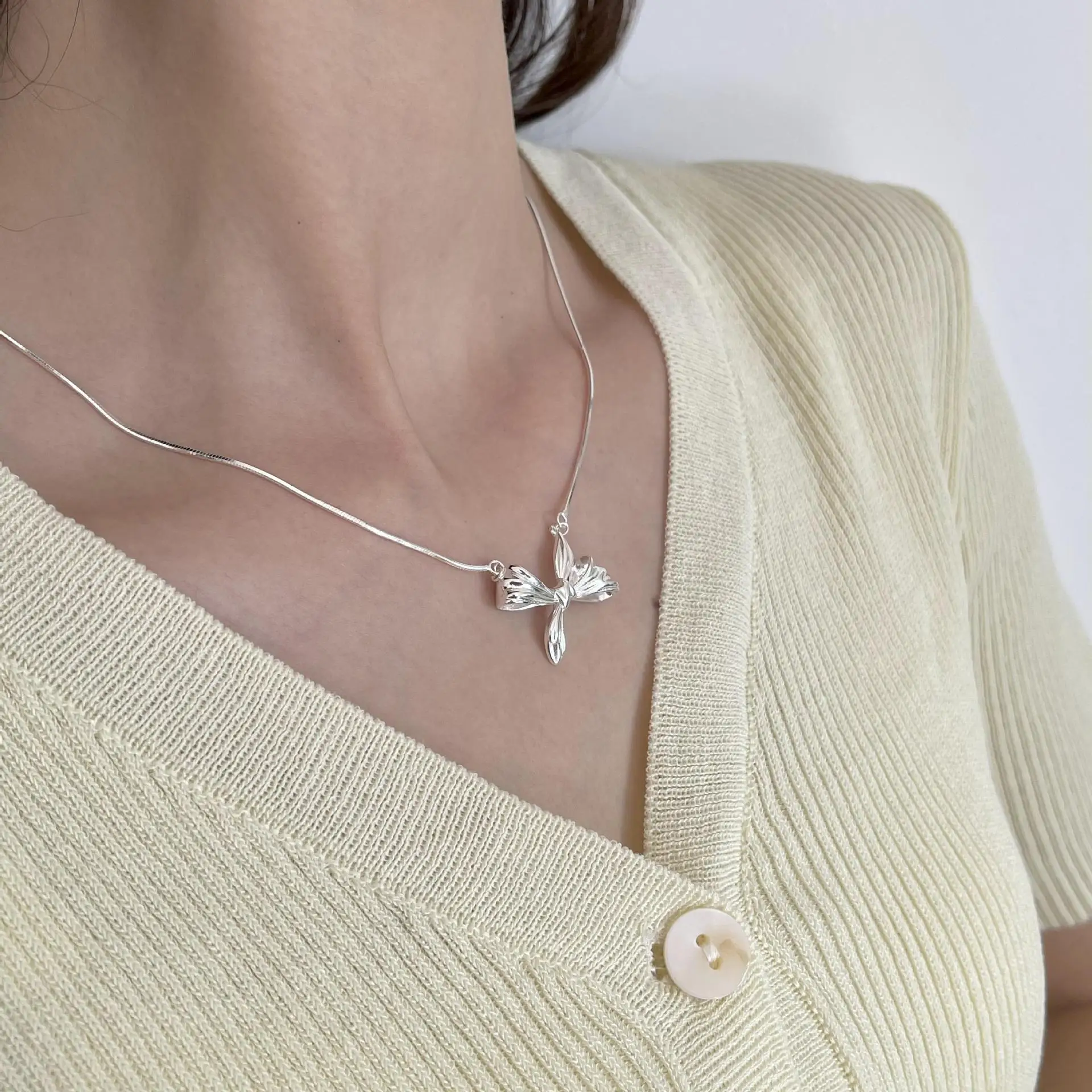 100% Authentic 925 Sterling silver Bowknot Pendant Snakebone Chain Necklace Charm C-B983
100% Authentic 925 Sterling silver Bowknot Pendant Snakebone Chain Necklace Charm C-B983