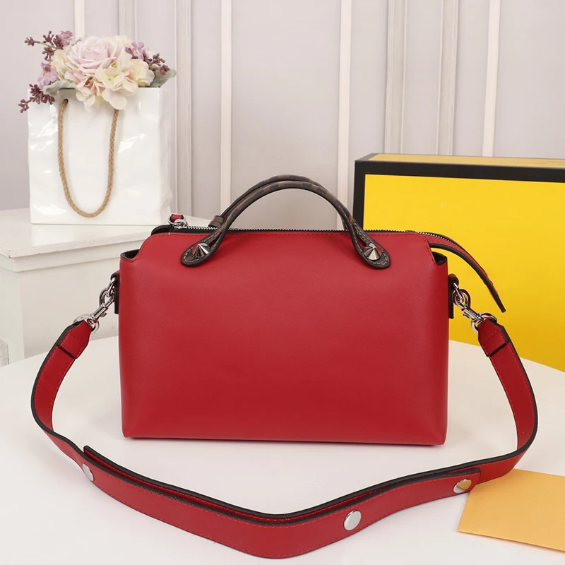Retro Contrasting Color Embossed Handle Genuine Leather Large-capacity Handbag Ladies New Style Boston Fashion Shoulder Bag
Retro Contrasting Color Embossed Handle Genuine Leather Large-capacity Handbag Ladies New Style Boston Fashion Shoulder Bag